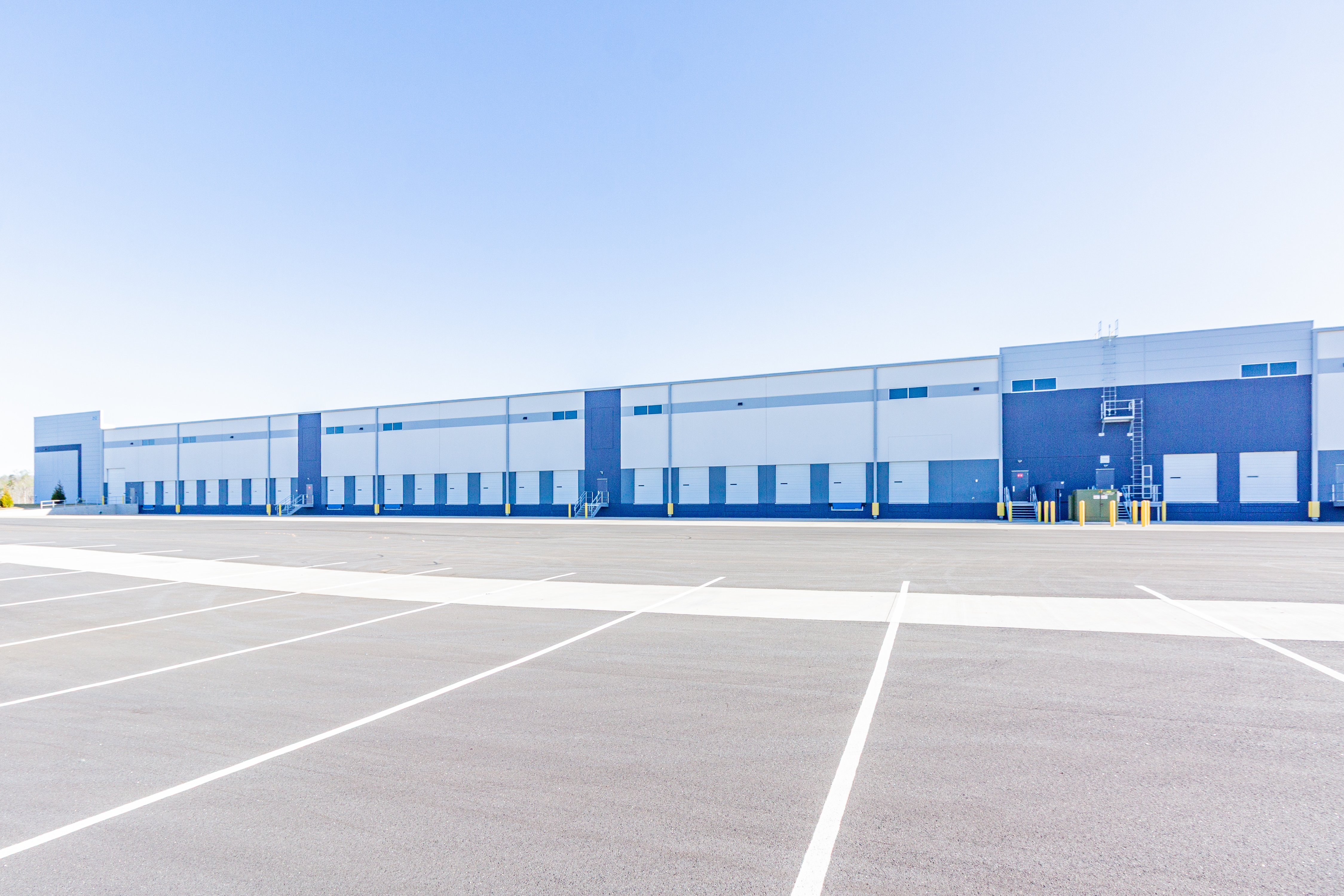Ample parking at Stateline 85