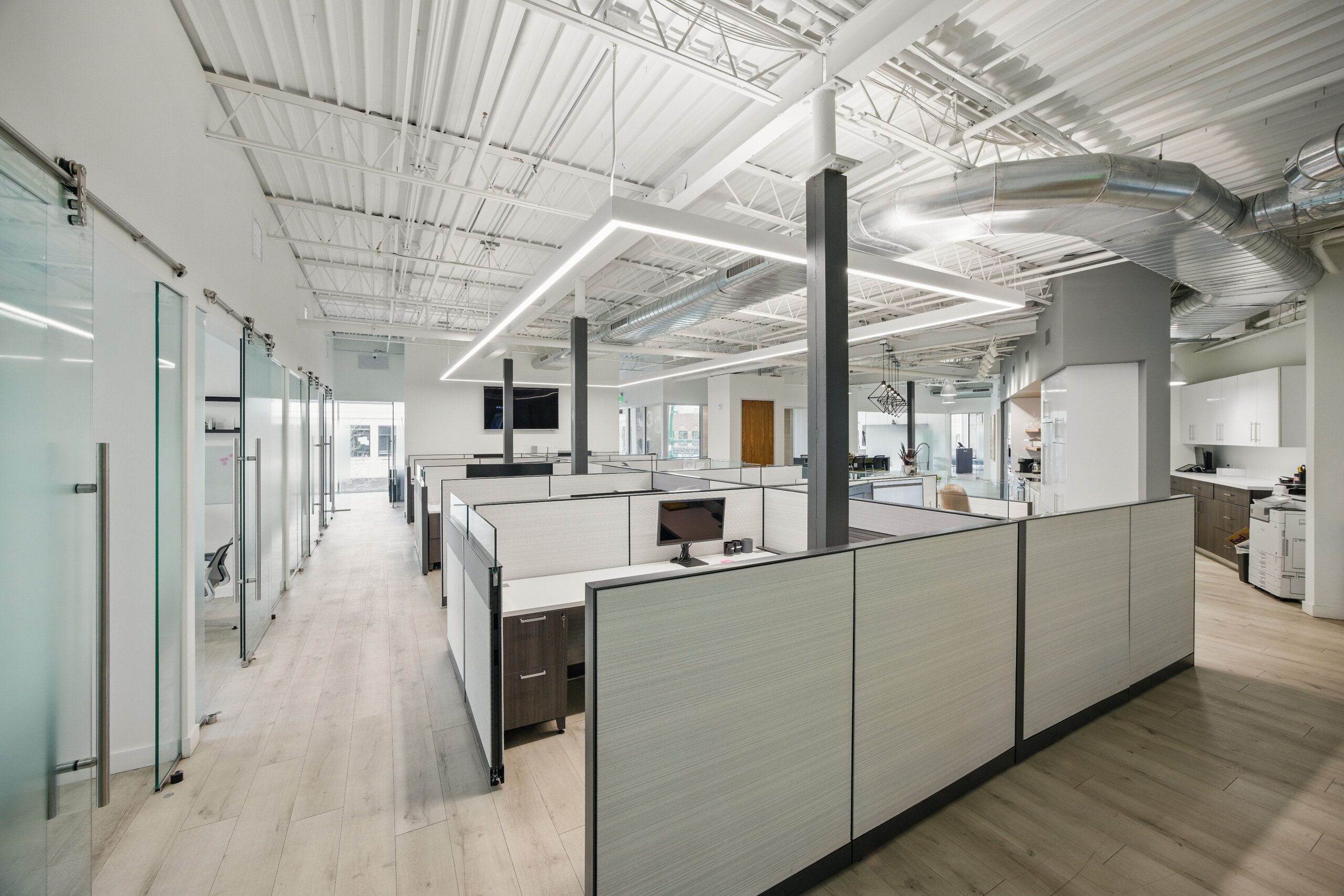 Full kitchen and cafe area