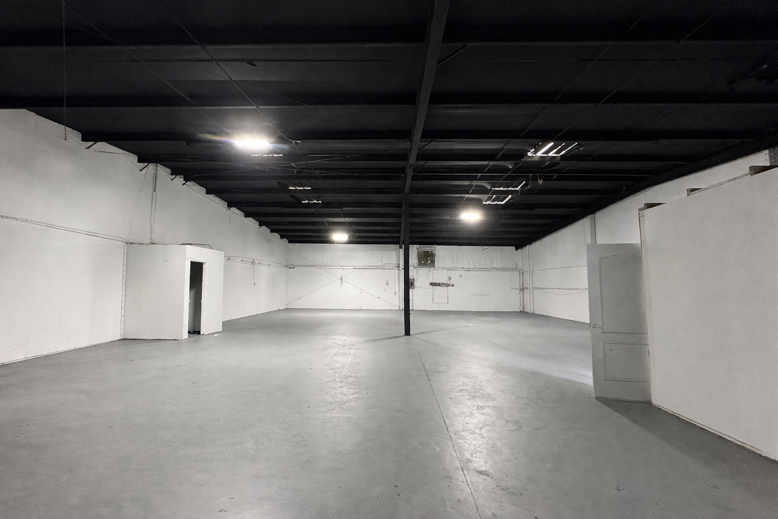 Exterior warehouse space 1111-COD