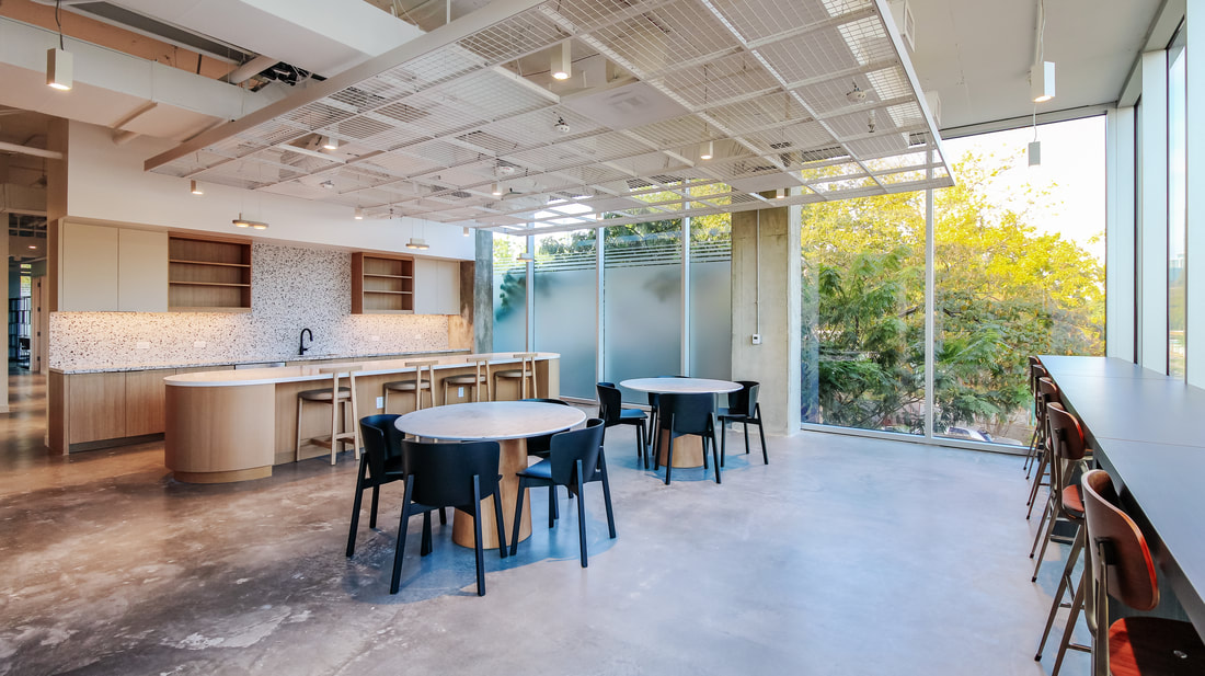 1515 E Cesar Chavez St lounge and kitchen