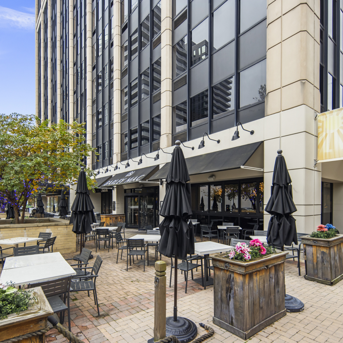 Restaurants and outdoor seating near 1525 Wilson Boulevard
